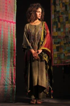 CAPISVIRLEO Olive Embellished Kaftan Set